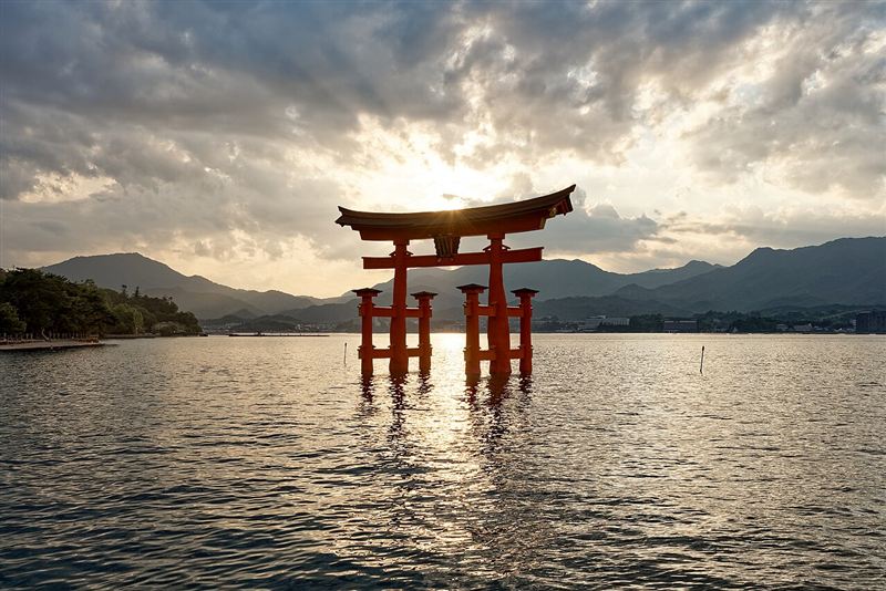 厳島神社の大鳥居（宮島）の夕景