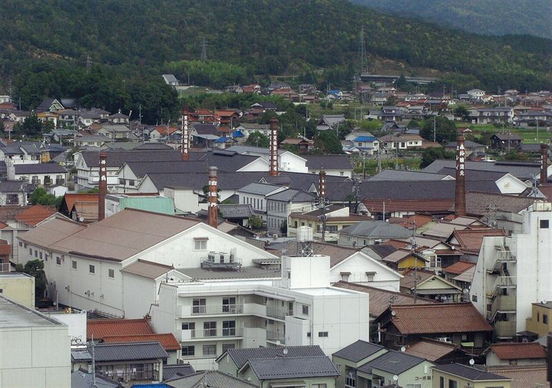 西条 酒蔵通りの白壁と煙突